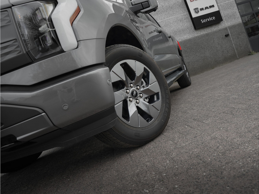 Ford F-150 Lightning Lariat Standard Range