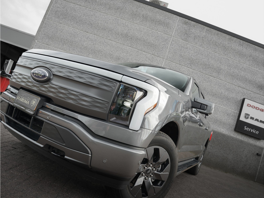 Ford F-150 Lightning Lariat Standard Range