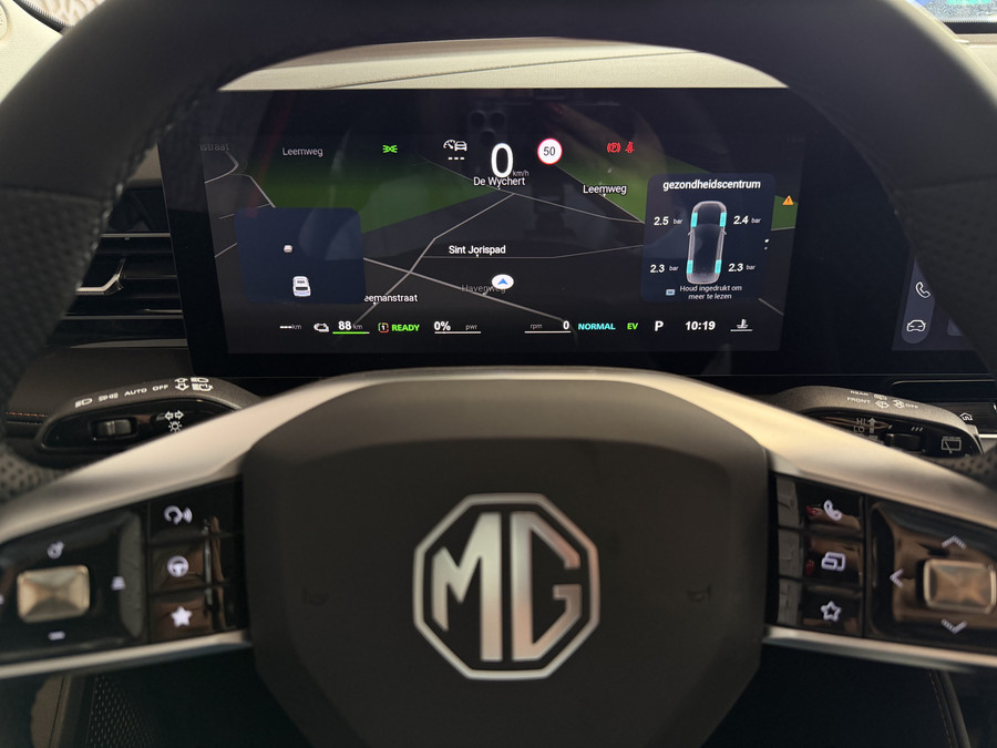 MG MG HS PHEV 1.5 TGDI LUXURY PHEV PLUG-IN HYBRIDE | LEER | 272PK NIEUWE AUTO | 100KM ELEK. BEREIK | 360° CAMERA |