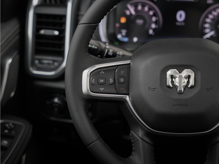 Dodge RAM 1500 5.7 V8 4x4 Crew Cab Laramie Night