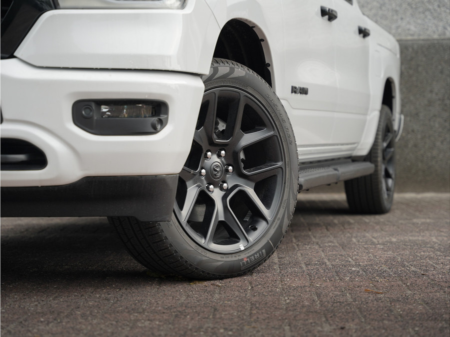 Dodge RAM 1500 5.7 V8 4x4 Crew Cab Laramie Night