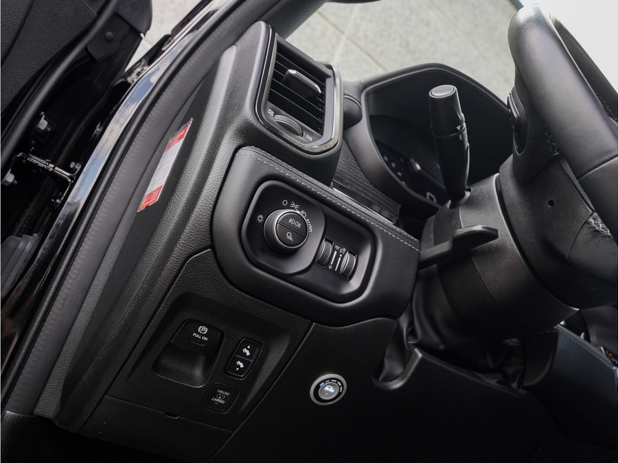 Dodge RAM 1500 5.7L V8 4x4 Crew Cab Limited Night