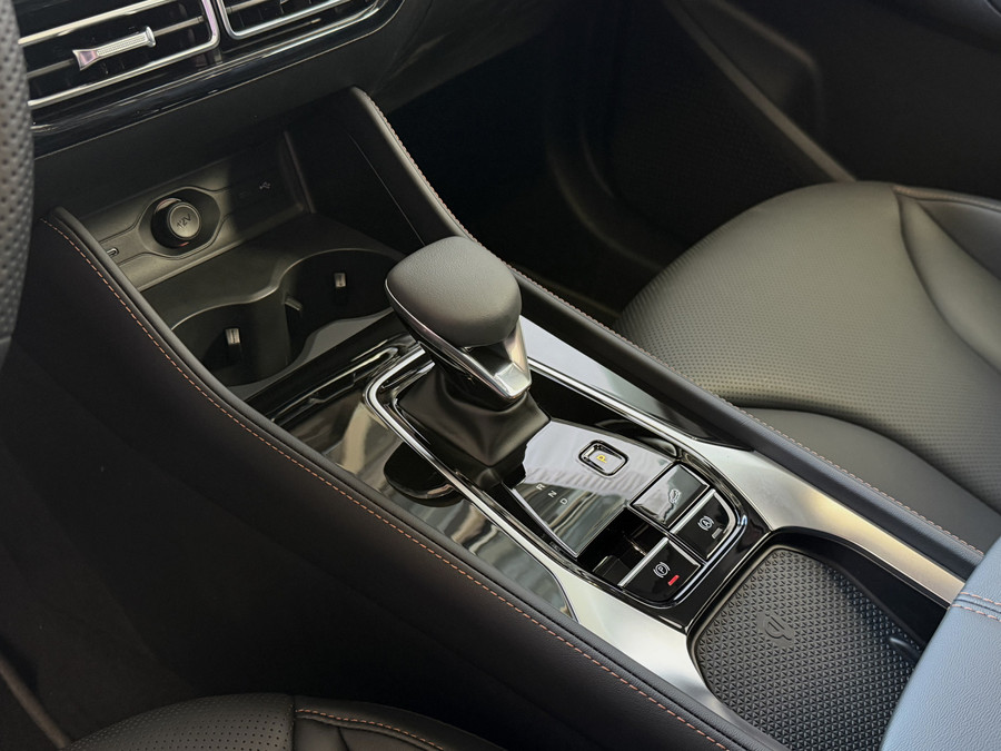 MG MG HS PHEV 1.5 TGDI LUXURY PHEV PLUG-IN HYBRIDE | LEER | 272PK NIEUWE AUTO | >1.000 KM TOTAAL BEREIK | 360° CAM