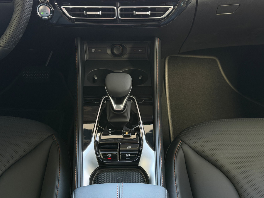 MG MG HS PHEV 1.5 TGDI LUXURY PHEV PLUG-IN HYBRIDE | LEER | 272PK NIEUWE AUTO | >1.000 KM TOTAAL BEREIK | 360° CAM