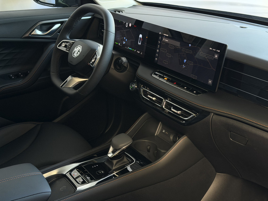 MG MG HS PHEV 1.5 TGDI LUXURY PHEV PLUG-IN HYBRIDE | LEER | 272PK NIEUWE AUTO | >1.000 KM TOTAAL BEREIK | 360° CAM