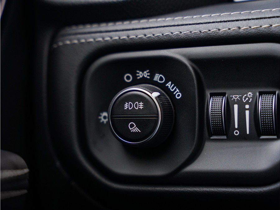 Dodge RAM 1500 5.7 V8 4x4 Crew Cab Limited Night