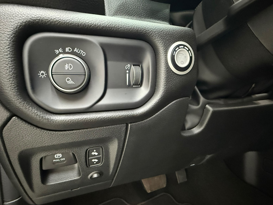 Dodge RAM Pick Up 5.7 V8 4x4 Crew Cab Sport