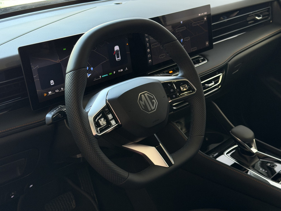 MG MG HS PHEV 1.5 TGDI LUXURY PHEV PLUG-IN HYBRIDE | LEER | 272PK NIEUWE AUTO | >1.000 KM TOTAAL BEREIK | 360° CAM