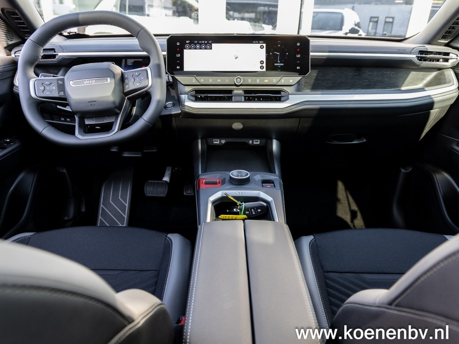 Jeep Compass 1.2 E-HYBRID First Edition PANO / CONVENIENCE PACK / TWO TONE
