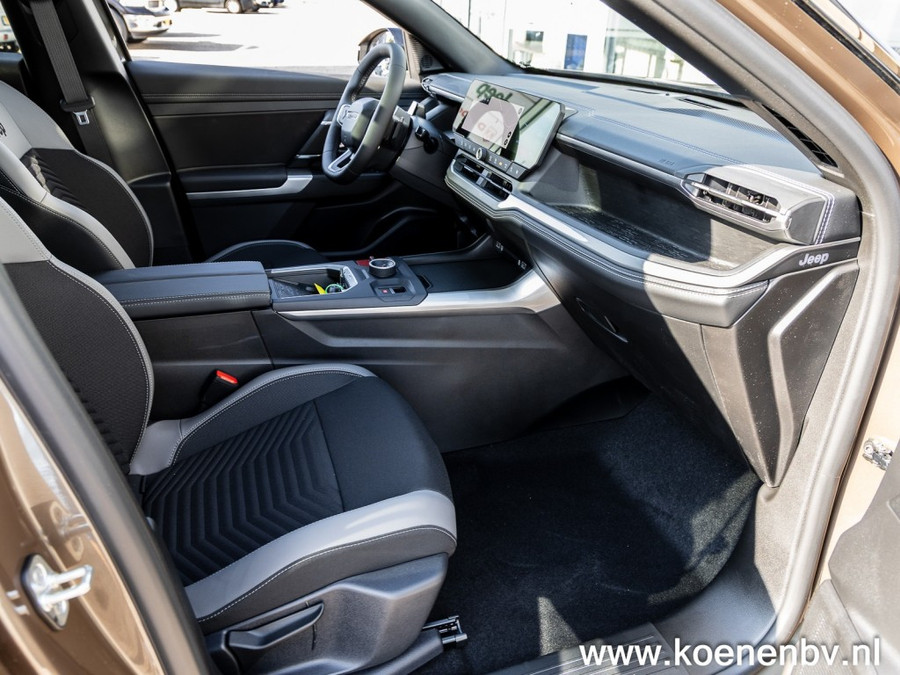Jeep Compass 1.2 E-HYBRID First Edition PANO / CONVENIENCE PACK / TWO TONE