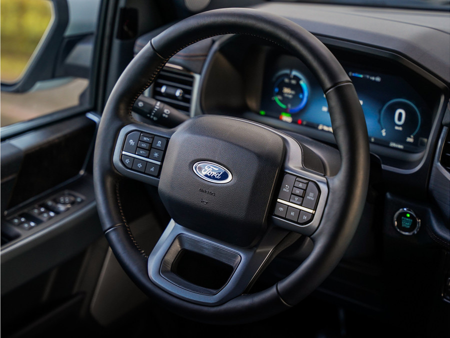 Ford F-150 Lightning Lariat Standard Range