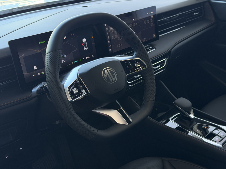 MG MG HS PHEV 1.5 TGDI LUXURY PHEV PLUG-IN HYBRIDE | LEER | 272PK NIEUWE AUTO | >1.000 KM TOTAAL BEREIK | 360° CAM