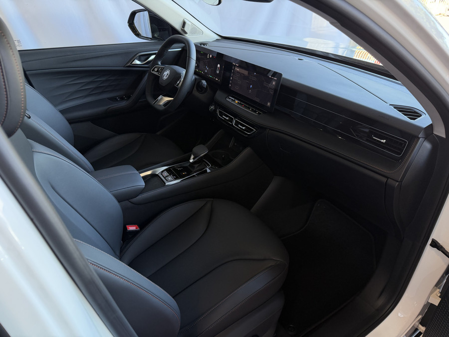 MG MG HS PHEV 1.5 TGDI LUXURY PHEV PLUG-IN HYBRIDE | LEER | 272PK NIEUWE AUTO | >1.000 KM TOTAAL BEREIK | 360° CAM