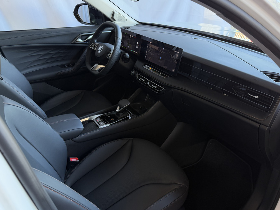 MG MG HS PHEV 1.5 TGDI LUXURY PHEV PLUG-IN HYBRIDE | LEER | 272PK NIEUWE AUTO | >1.000 KM TOTAAL BEREIK | 360° CAM
