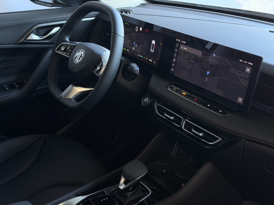 MG MG HS PHEV 1.5 TGDI LUXURY PHEV PLUG-IN HYBRIDE | LEER | 272PK NIEUWE AUTO | >1.000 KM TOTAAL BEREIK | 360° CAM