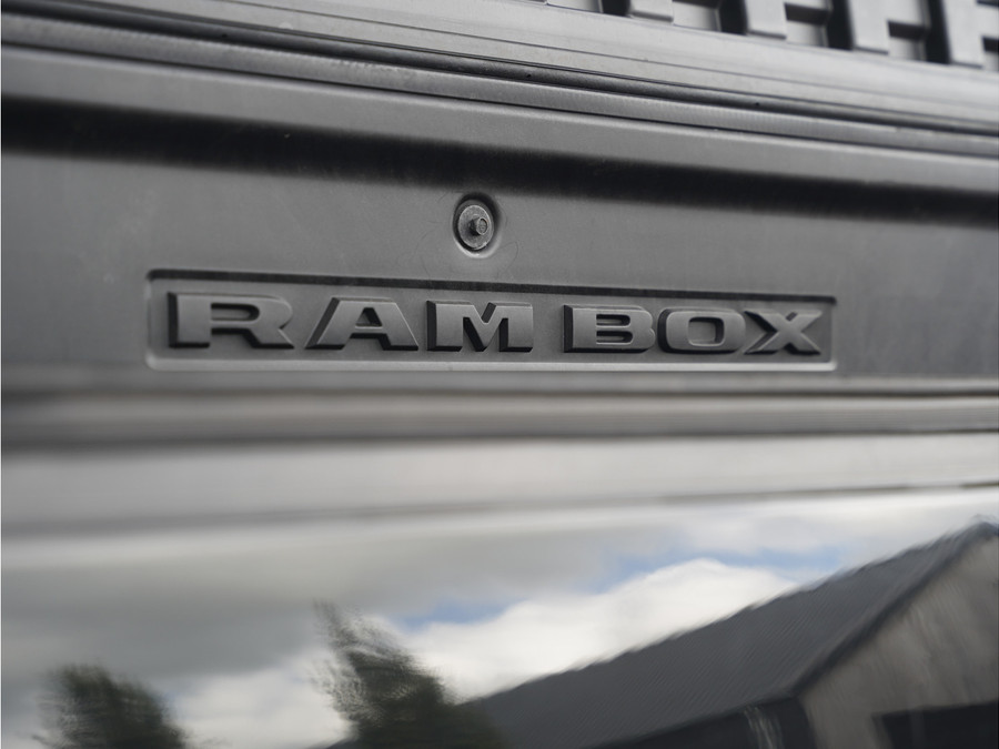 Dodge RAM 1500 Limited 5.7L HEMI V8 CrewCab