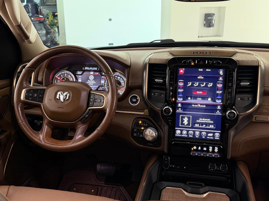Dodge RAM 1500 5.7 V8 4x4 Limited Longhorn Massage