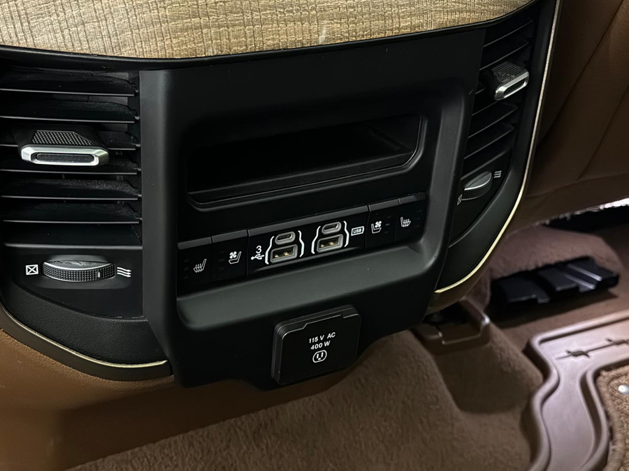 Dodge RAM 1500 5.7 V8 4x4 Limited Longhorn Massage