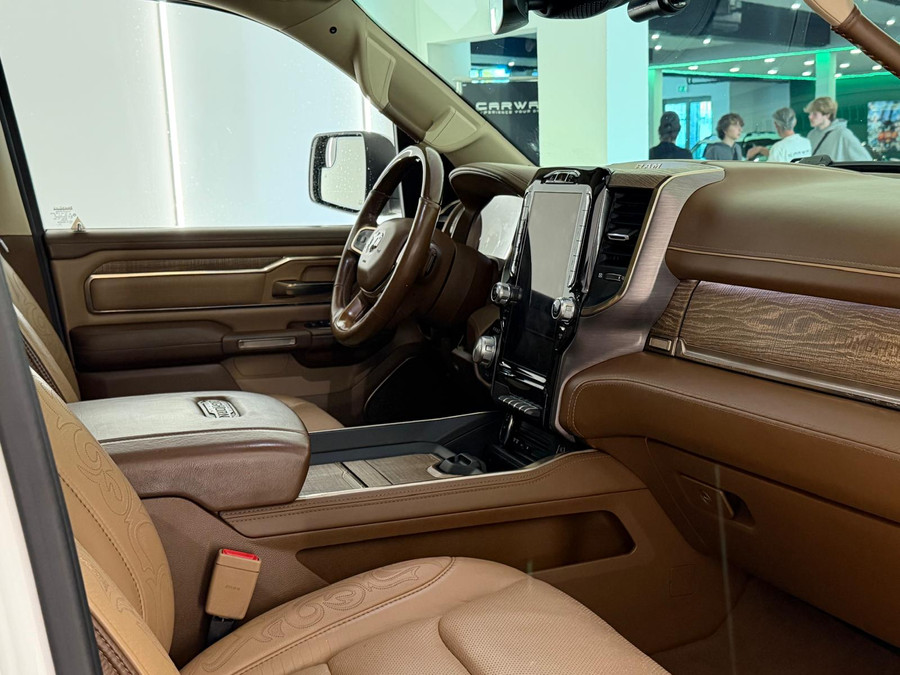 Dodge RAM 1500 5.7 V8 4x4 Limited Longhorn Massage