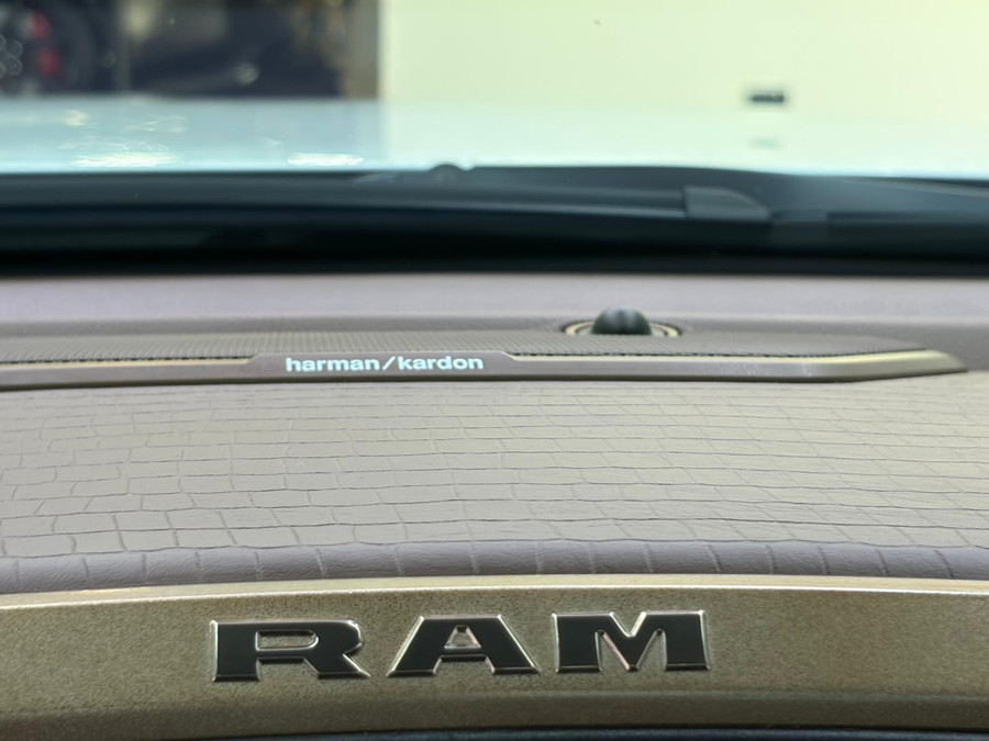 Dodge RAM 1500 5.7 V8 4x4 Limited Longhorn Massage