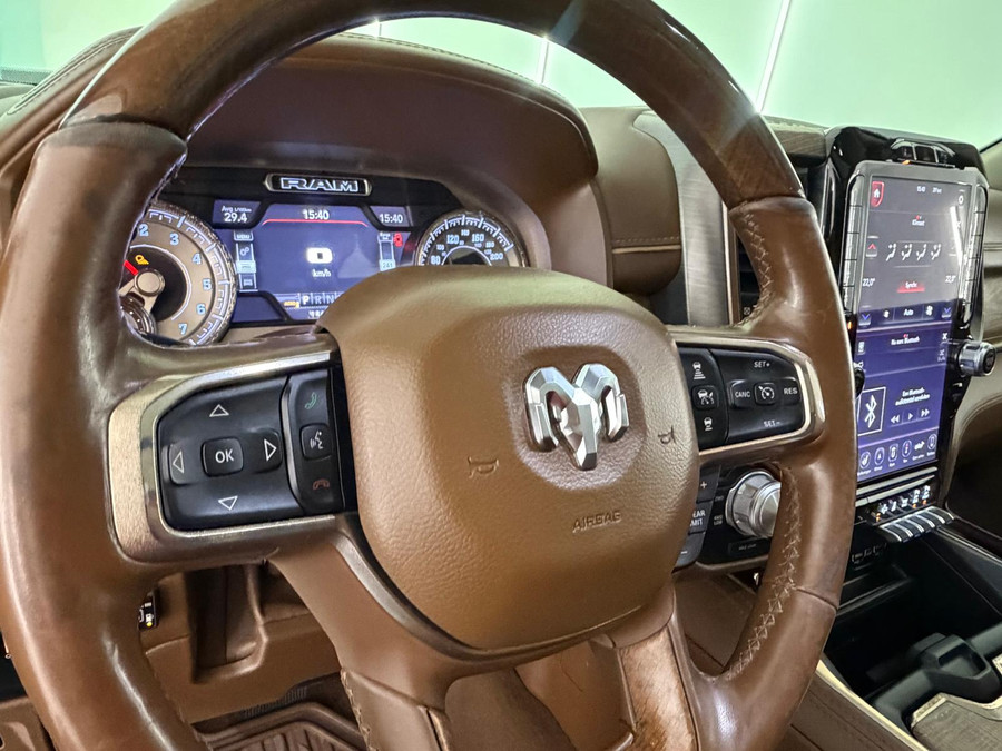 Dodge RAM 1500 5.7 V8 4x4 Limited Longhorn Massage